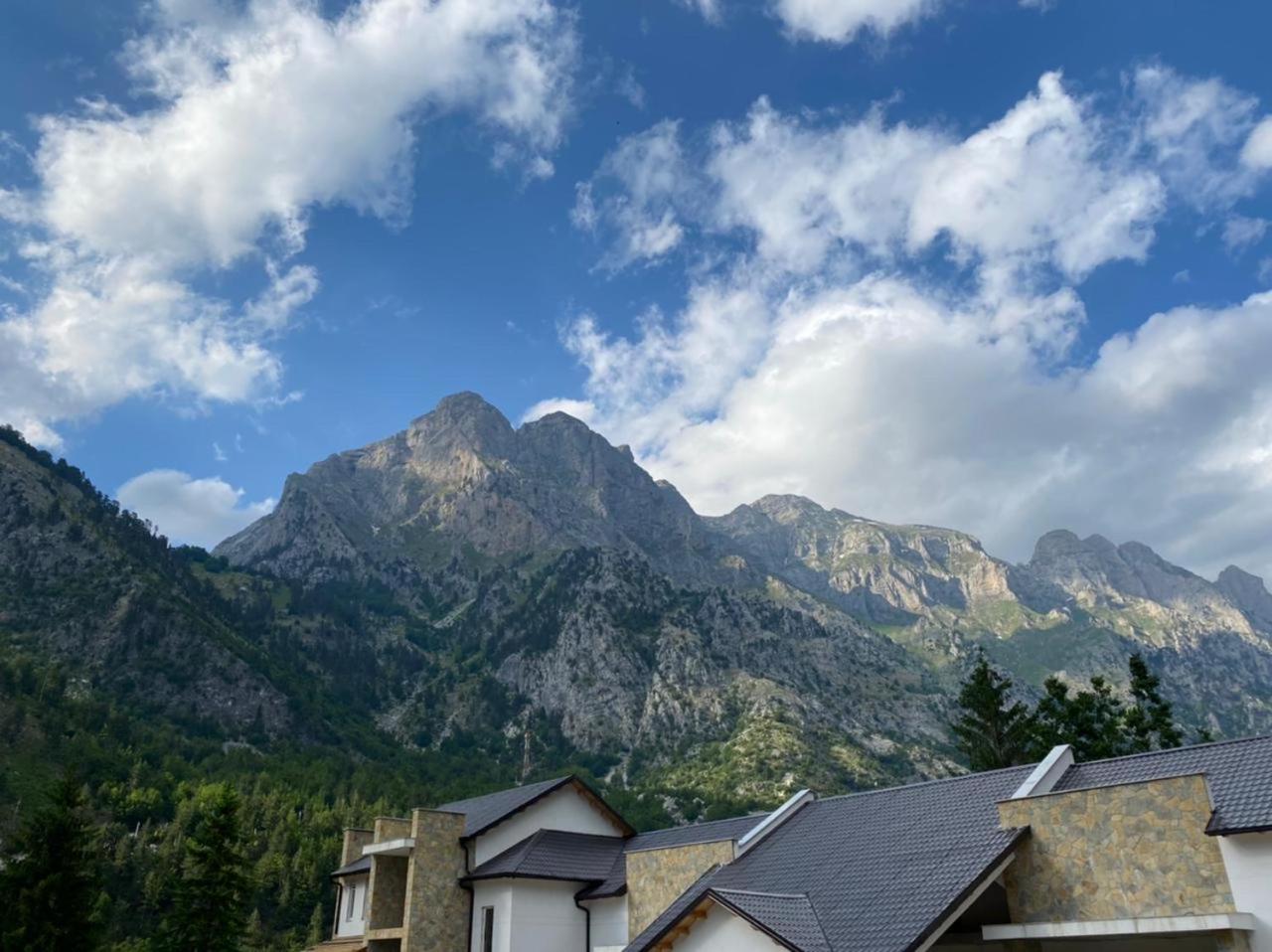 Breezy Hotel Валбона Экстерьер фото