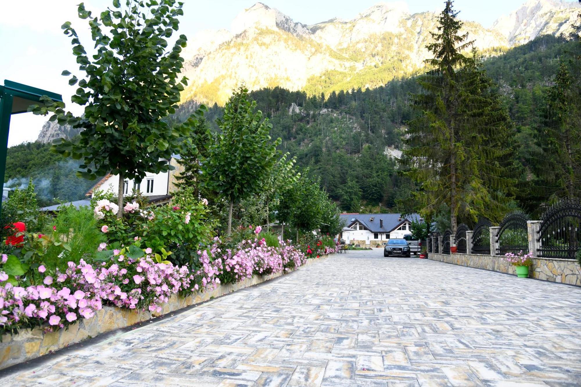 Breezy Hotel Валбона Экстерьер фото
