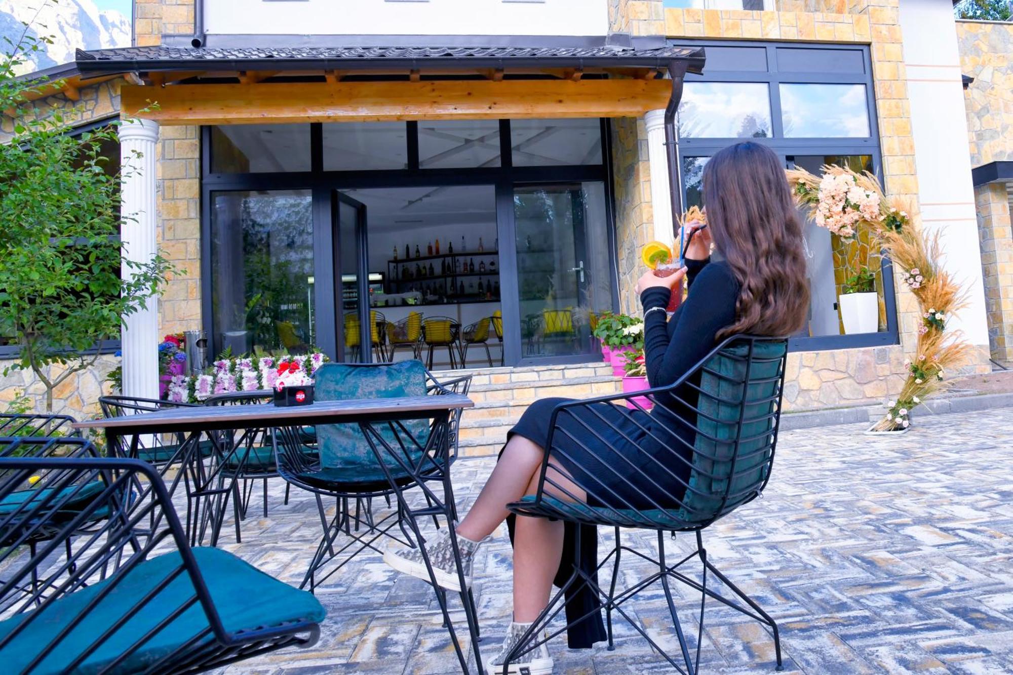 Breezy Hotel Валбона Экстерьер фото