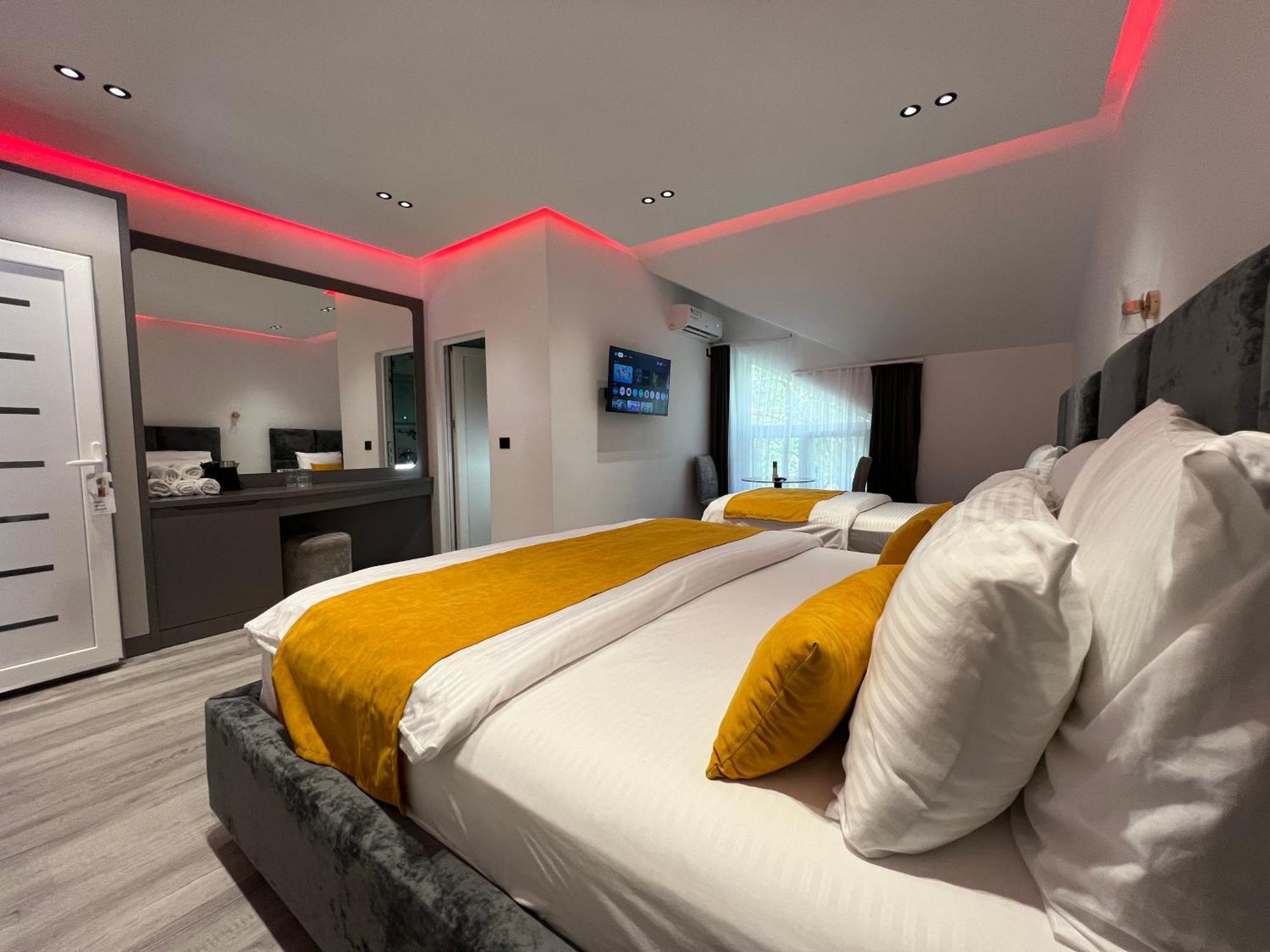 Breezy Hotel Валбона Экстерьер фото