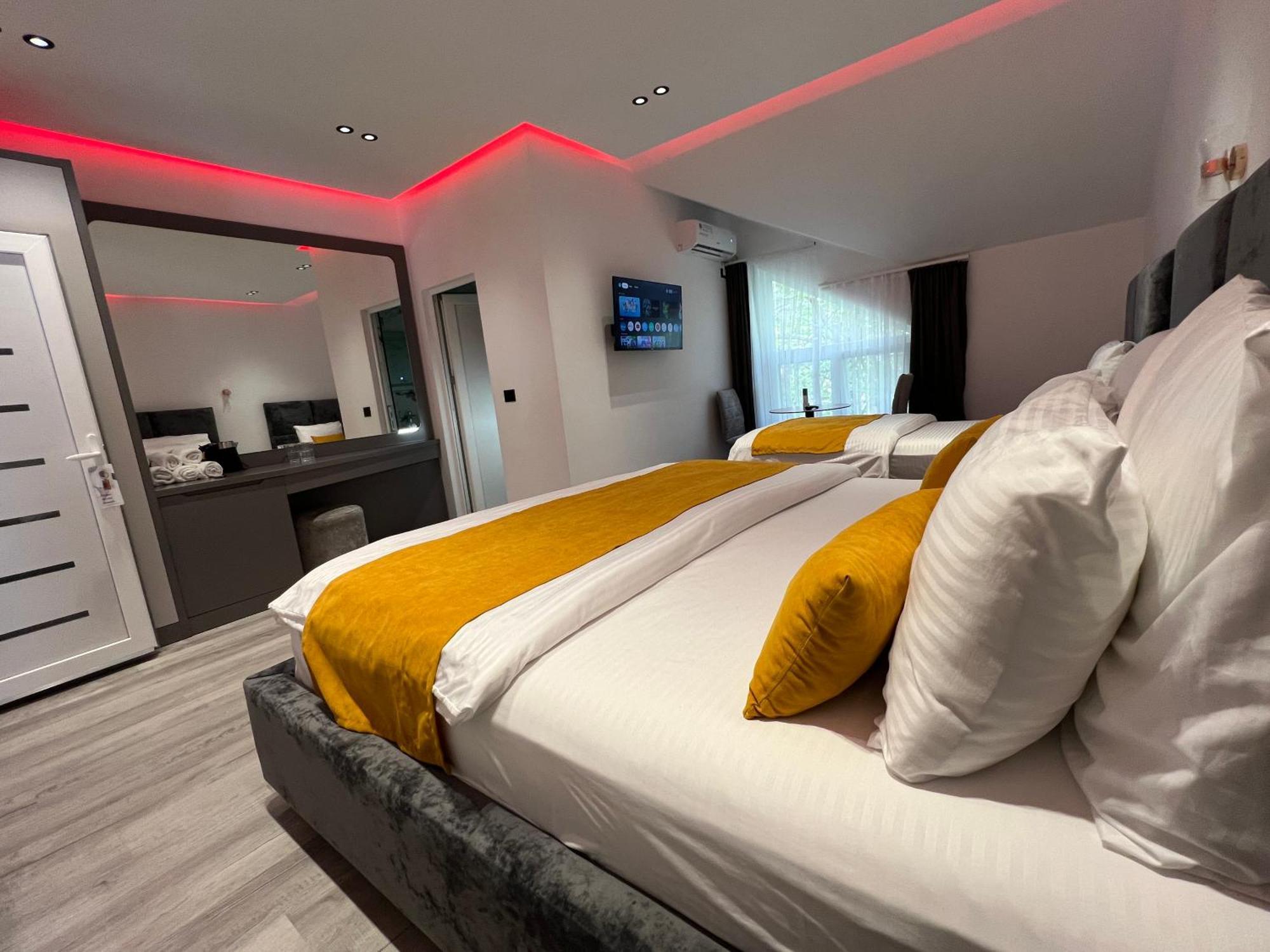 Breezy Hotel Валбона Экстерьер фото